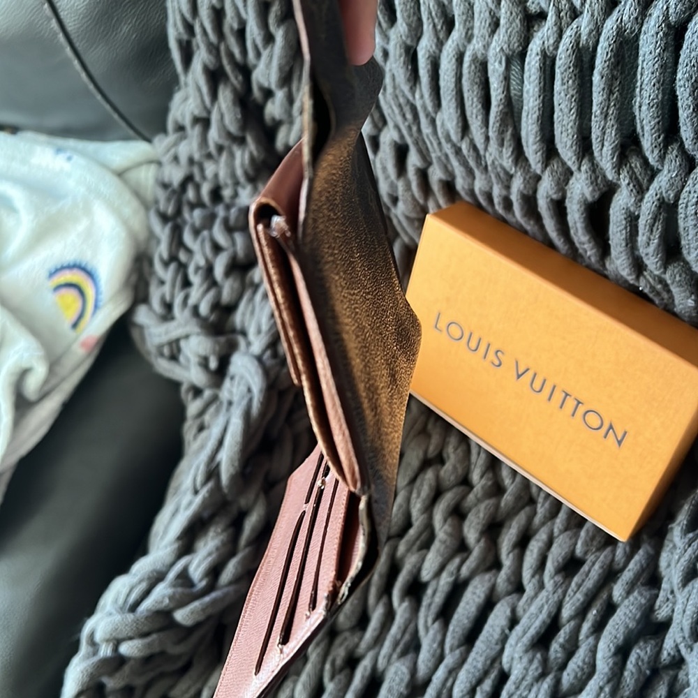 Authentic Louis Vuitton International wallet - Picture 9 of 10